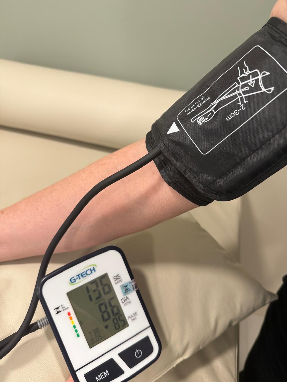 Pressão arterial sendo medida com aparelho automático de braço na Clínica Genuína